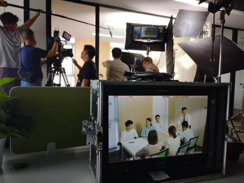 峡江县TVC拍摄公司：科技产品视觉化大师，诠释未来感与功能美学